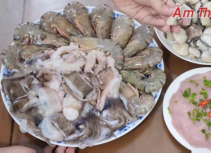 Chuẩn bị nghêu: Loại bỏ nghêu chết, rửa sạch.