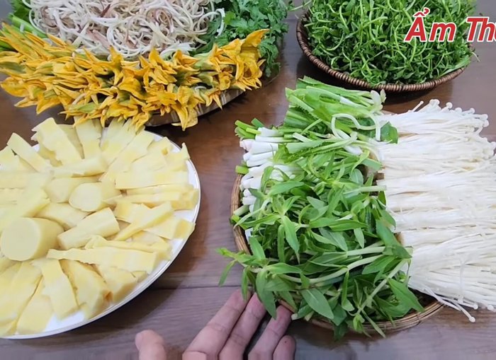 Chuẩn bị rau: Cắt măng tươi, rau thơm, các loại rau khác thành miếng vừa ăn.