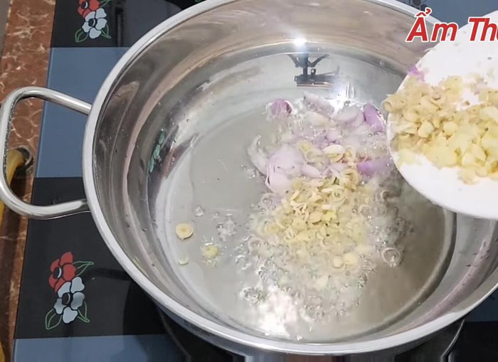 Phi thơm sả, hành, tỏi.