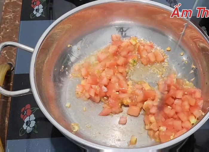 Cho cà chua vào xào nhuyễn.