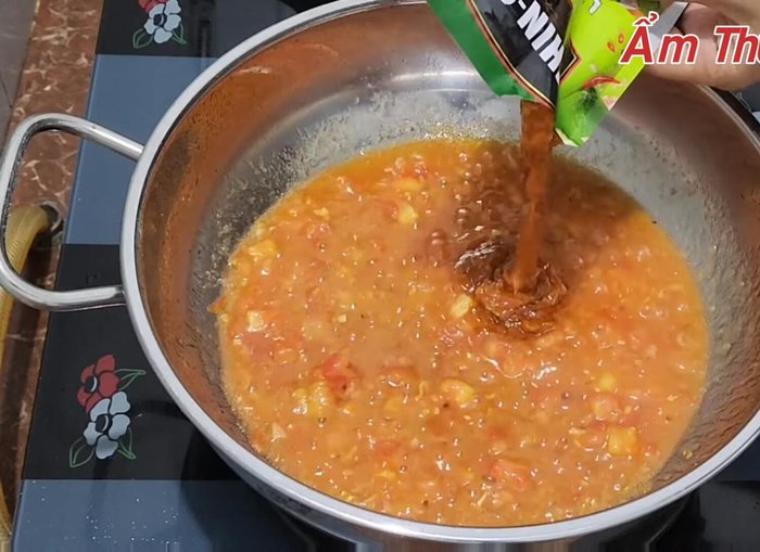 Thêm gia vị lẩu Thái, sa tế tôm, nêm nếm gia vị vừa ăn.