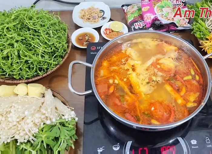 Cho hải sản vào ăn dần, thêm mì/miến/bún và các loại rau khác.