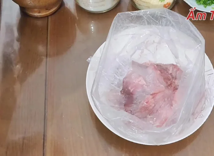 Làm chả cá thác lác: Nhồi thịt cá với tiêu xay, bột ngọt, hạt nêm, nước mắm trong màng bọc thực phẩm cho đến khi dai, giòn. Thêm hành lá/rau thì là.
