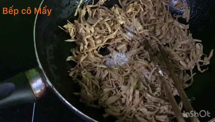 Nêm nếm nước luộc gà với bột canh và mì chính cho đậm đà.