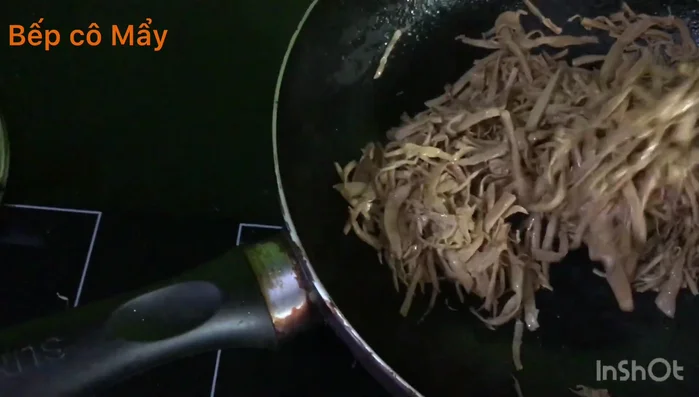 Cho măng khô đã luộc mềm vào nồi nước dùng gà.