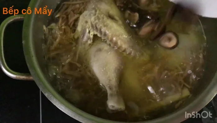 Thêm miến dong và nấm hương vào nồi nước dùng.