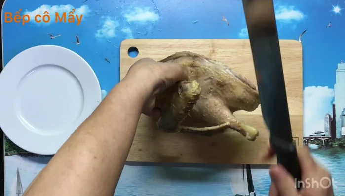 Thái thịt gà thành miếng mỏng.