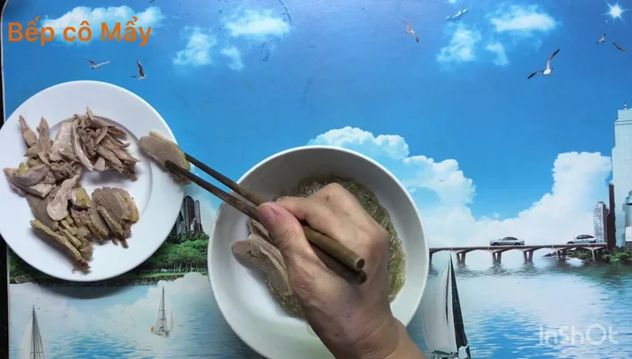 Trình bày: Xếp miến vào bát, thêm thịt gà, nấm hương, măng, giá đỗ, rau thơm…
