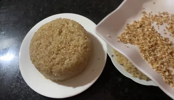 Rắc vừng rang và lạc rang lên trên (tùy thích).