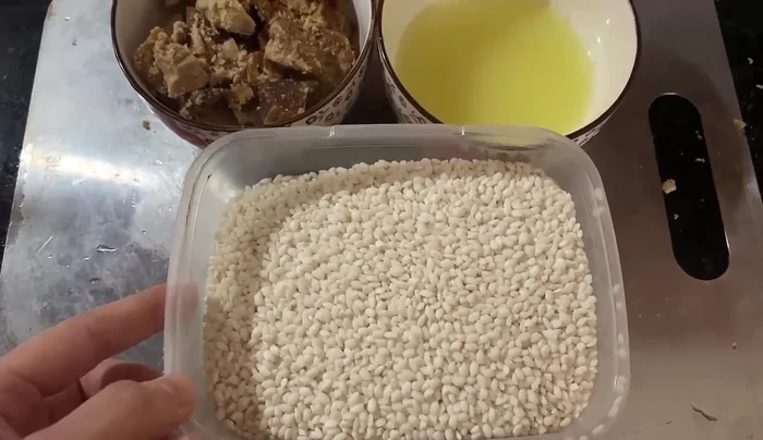 Vo sạch gạo nếp và ngâm với nước ấm từ 4-6 tiếng cho nở.