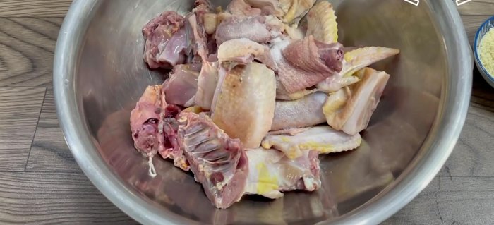 Ướp gà: Cho gà vào tô, thêm 2 muỗng muối, 1 muỗng bột ngọt, 2 muỗng hạt nêm, hành tím băm nhuyễn. Trộn đều và ướp trong 30 phút.
