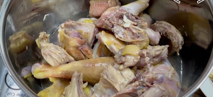 Nấu lẩu: Cho gà xào vào nồi. Thêm nước dừa tươi, thuốc bắc đã rửa sạch, nước lọc. Nấu trong 40 phút.