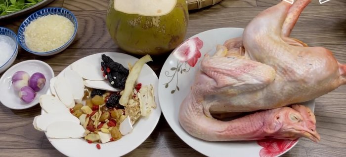 Sơ chế gà: Làm sạch, rửa kỹ, chà muối. Chặt gà thành từng miếng vừa ăn. Rửa lại và để ráo nước.