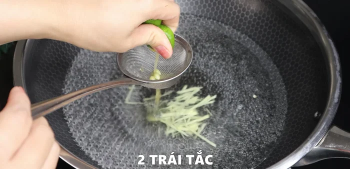 Trụng sơ mực: Đun sôi nước với gừng, cho mực vào trụng sơ khoảng 2 phút để khử mùi tanh và làm mực trắng hơn. Vớt mực ra, rửa lại với nước sạch.