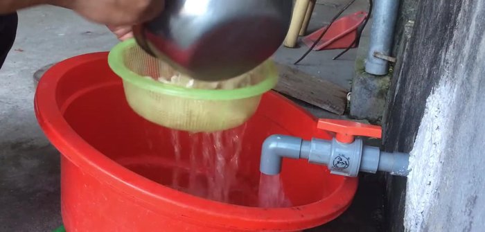 Làm sạch nấm bằng cách nhúng qua nước lạnh để nấm giòn ngon hơn. (168.39)