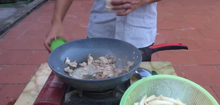 Đảo thịt bò sơ qua cho săn lại, không cần chín hẳn. (246.05)
