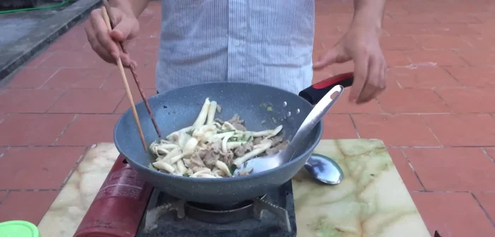 Thêm hành hoa và đảo đều. (349.16)