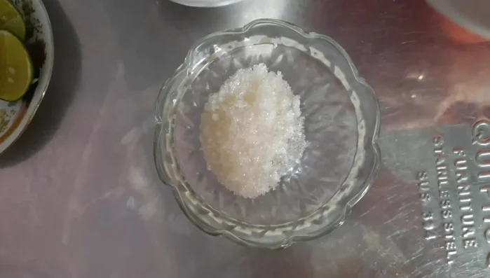 Pha nước chấm chua ngọt: Trộn 1 muỗng canh đường, ½ muỗng cà phê bột ngọt, 1 muỗng nước cốt chanh, 2 muỗng nước lọc, tỏi băm, ớt băm và nước mắm. (149.52)
