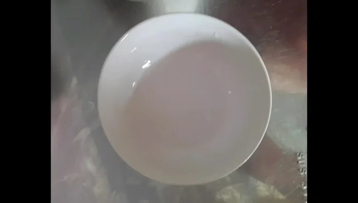 Pha nước chấm tương ớt: Trộn tương ớt Chinsu và tương ớt đen với nước ấm. (227.569)