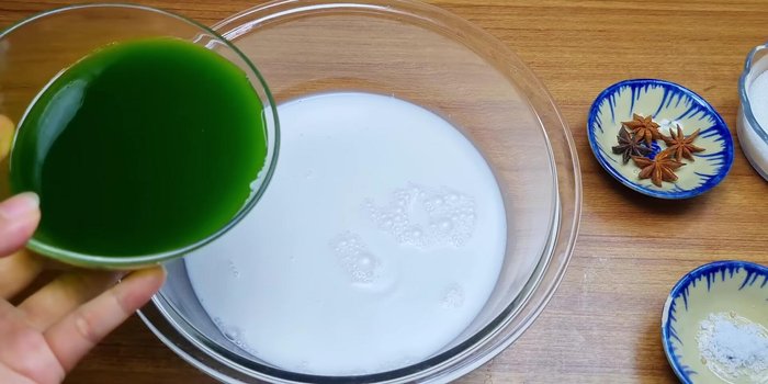 Trộn đều nước cốt dừa, nước cốt lá dứa, đường, muối và hương lá dứa (nếu dùng).