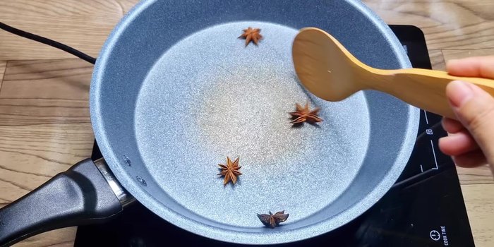 Rang hoa hồi cho thơm rồi cho vào hỗn hợp nước cốt dừa.