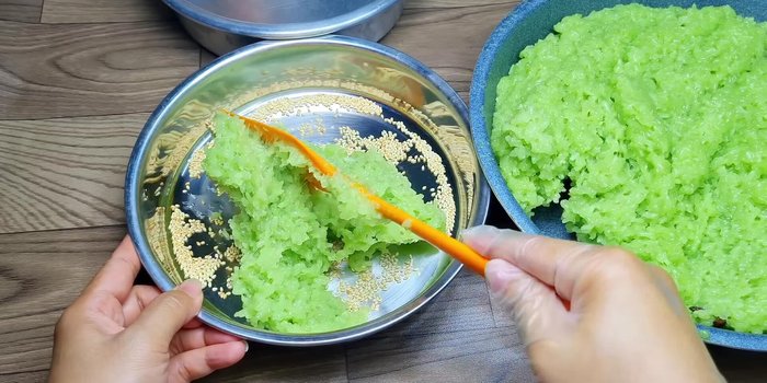 Cho xôi vào khuôn (nếu dùng), ấn đều để xôi được chặt hơn. Rắc mè trắng lên trên.