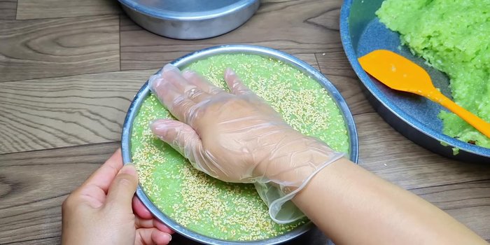 Để xôi nguội hẳn rồi cắt thành từng miếng vừa ăn. Có thể cho xôi vào tủ lạnh để nhanh nguội và dẻo hơn.