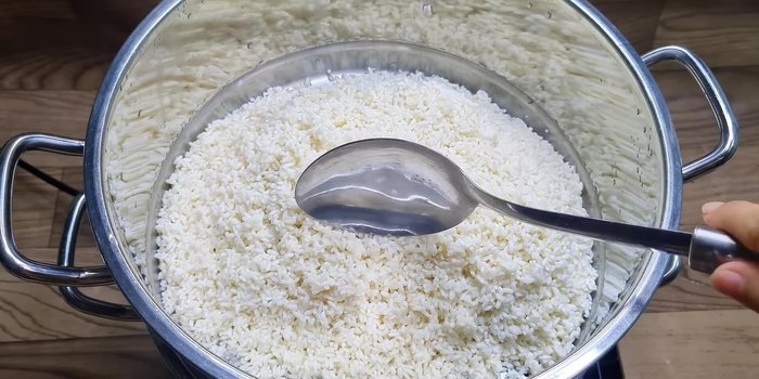 Hấp nếp trong nồi hấp đã chuẩn bị sẵn nước sôi khoảng 30 phút. Tán nếp ra để hơi nước thông lên giúp nếp chín đều.