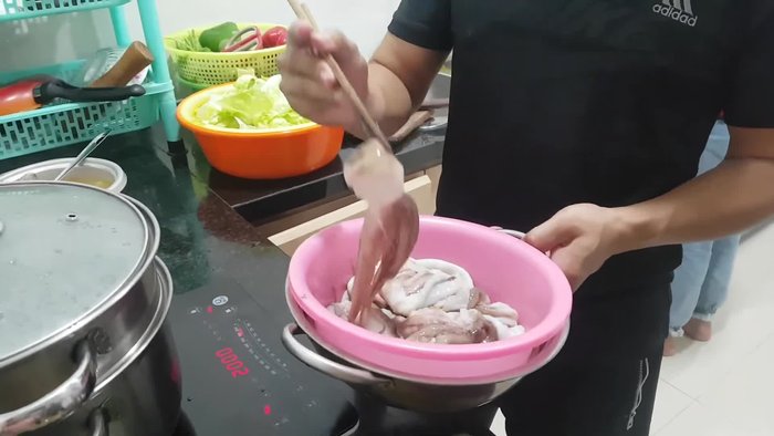 Chuẩn bị bạch tuộc: Rửa sạch bạch tuộc. (Chú ý: Không rửa quá kỹ để giữ độ ngọt)