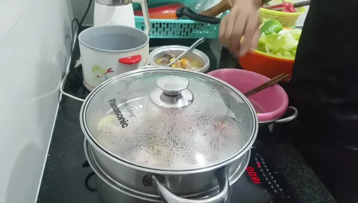 Hấp bạch tuộc khoảng 2 phút. Sau đó, kiểm tra độ chín. Nếu chưa chín, hấp tiếp thêm 2 phút nữa. (Chú ý: Thời gian hấp tùy thuộc vào kích thước bạch tuộc)