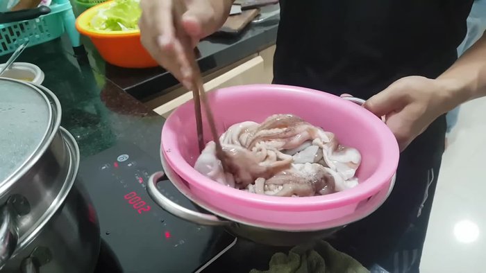 Chuẩn bị rau sống: Rửa sạch rau sống. (Chú ý: Rau phải được làm sạch kỹ)
