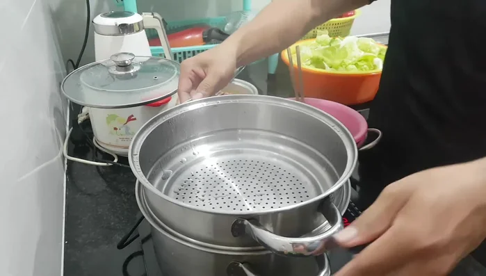 Hấp cách thủy: Cho nước vào nồi, đun sôi. Cho bạch tuộc vào nồi hấp khi nước đã sôi. (Lưu ý: Nước phải sôi trước khi cho bạch tuộc vào để giữ độ ngọt)