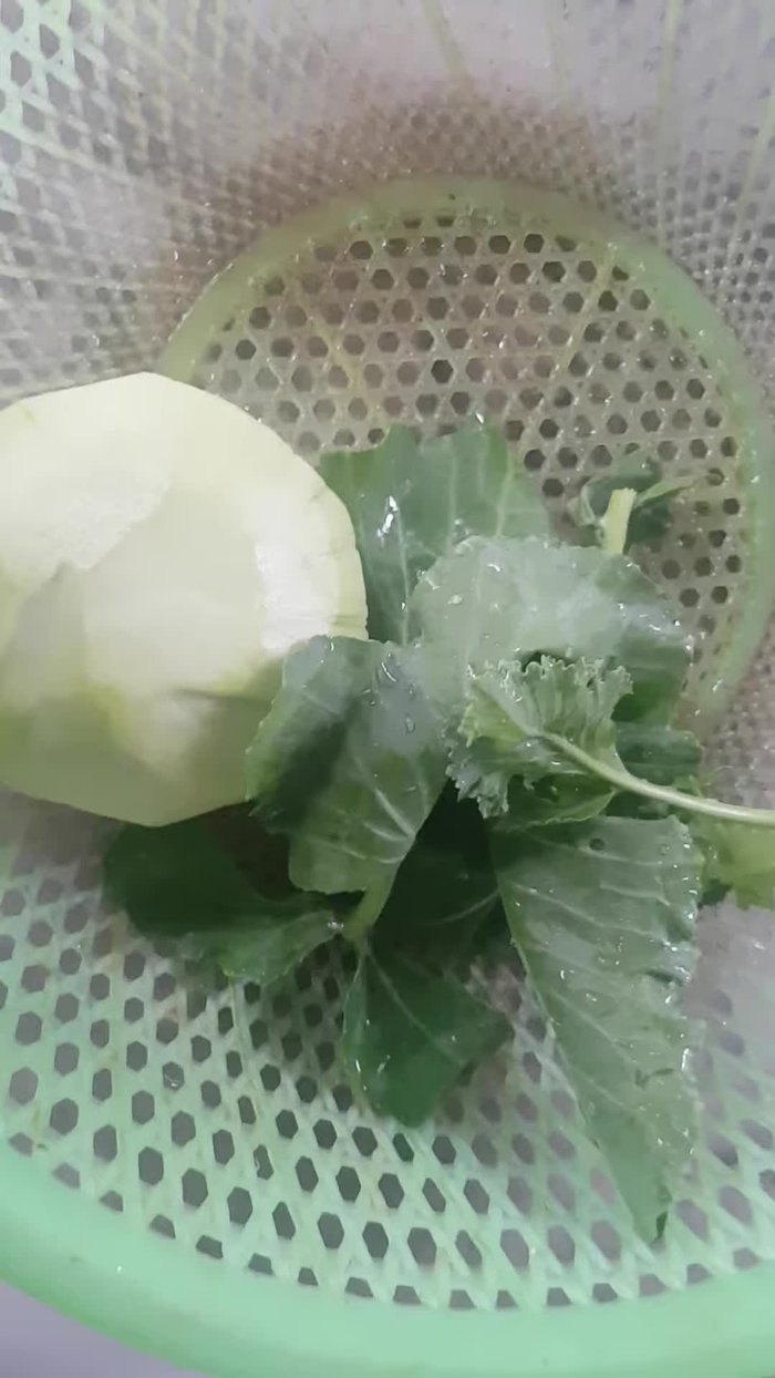 Bỏ lá su hào. Đối với người lớn, có thể thái su hào trực tiếp trên rổ.