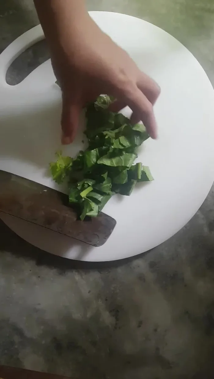 Cho su hào đã thái vào rổ.