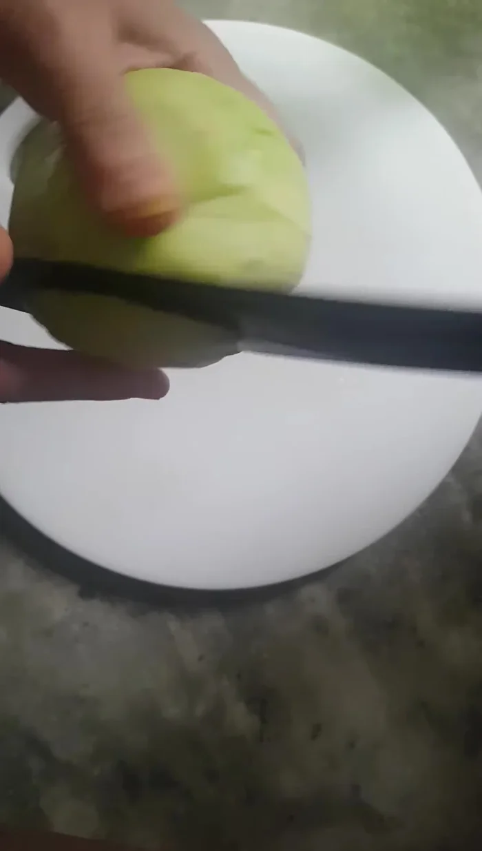 Đối với người lớn, có thể thái su hào trực tiếp trên tay, nhưng cần chú ý để không bị vào tay.