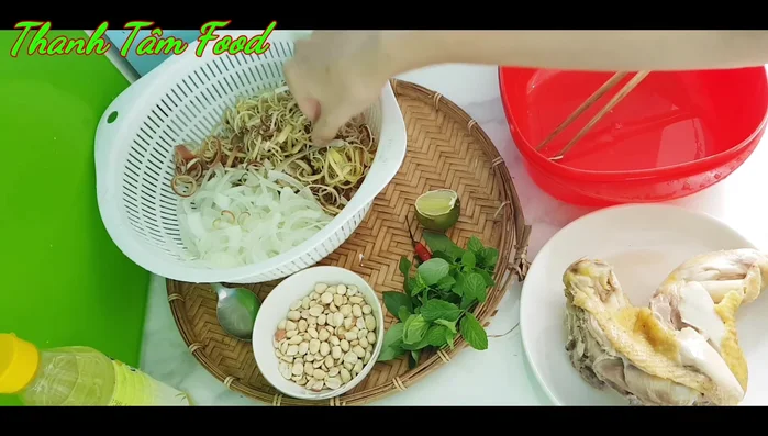 Sau khi ngâm, rửa sạch hoa chuối nhiều lần.