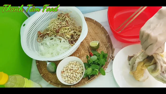 Xé nhỏ thịt gà đã luộc chín, trộn với muối, tiêu.