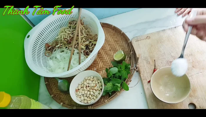 Pha nước trộn gỏi: đường, nước mắm, nước cốt chanh.