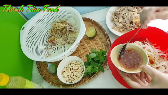 Trộn gà với một nửa phần nước trộn gỏi.