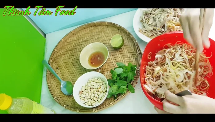 Thêm hoa chuối, hành tây, rau thơm vào trộn đều.
