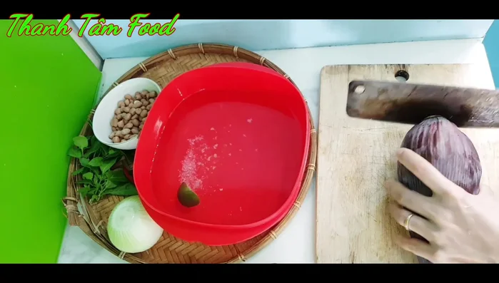 Ngâm hoa chuối với nước chanh để giữ màu trắng và không bị thâm.