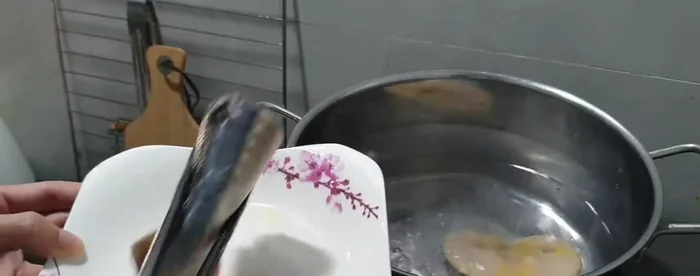Thêm chả cá vào khi nước dùng sôi. (203.84)