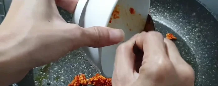 Làm ớt xào: Ớt tươi băm nhỏ, xào với đường, nước mắm và dầu ăn đến khi đường tan, ớt mềm. (429.74)