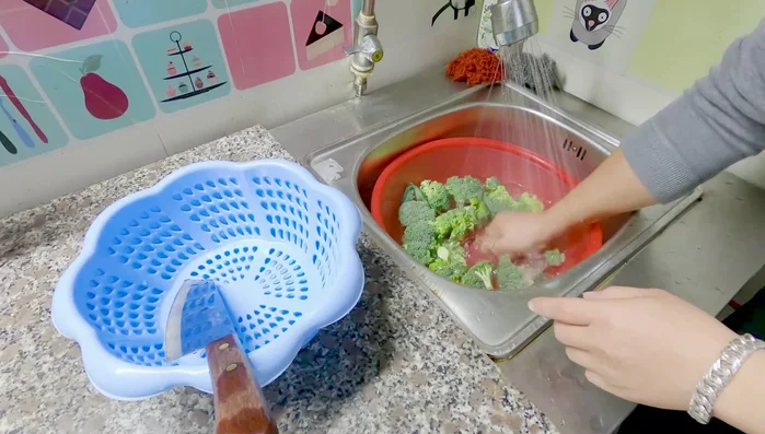 Rửa sạch súp lơ dưới vòi nước. (Lưu ý: nên rửa sau khi cắt để tránh bị nát).