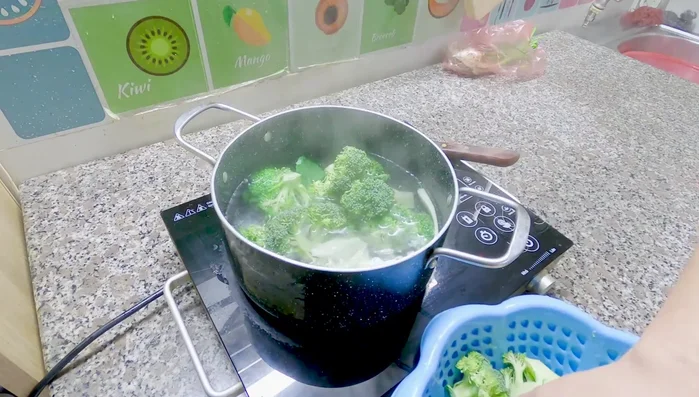 Đun sôi một nồi nước. Cho súp lơ vào luộc khoảng 3 phút.