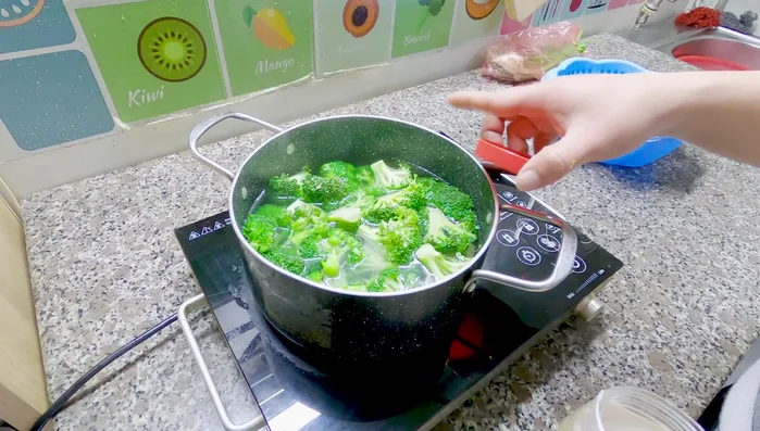 Thêm hạt nêm hoặc muối vào nước luộc (hạt nêm cho nước ngọt hơn nhưng đục, muối cho nước trong).