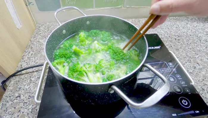 Trong khi luộc, thỉnh thoảng dùng muôi hoặc vớt ấn súp lơ xuống để súp lơ chín đều.