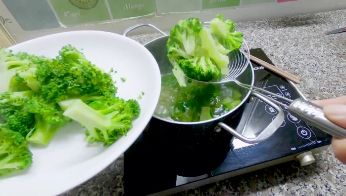 Vớt súp lơ ra để ráo nước.