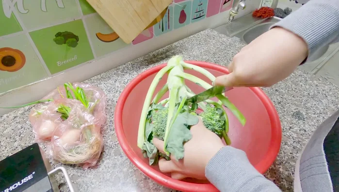 Cắt bỏ phần gốc cứng của súp lơ, tách bông súp lơ thành từng bông nhỏ, loại bỏ phần cuống cứng. (Nếu bông súp lơ to thì cắt đôi hoặc ba cho dễ ăn).