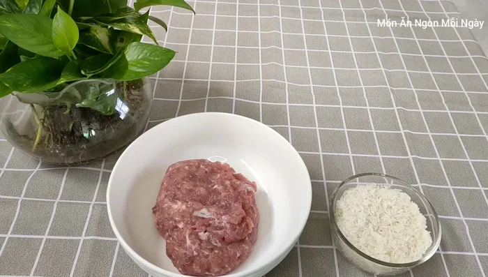 Ướp gạo với ½ muỗng cà phê muối, trộn đều và để riêng.